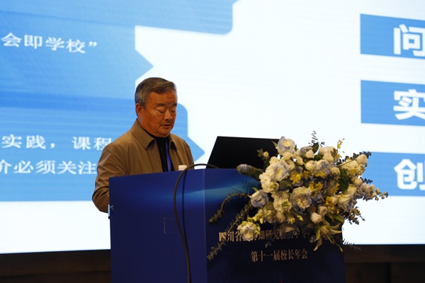 第八張高校長.jpg